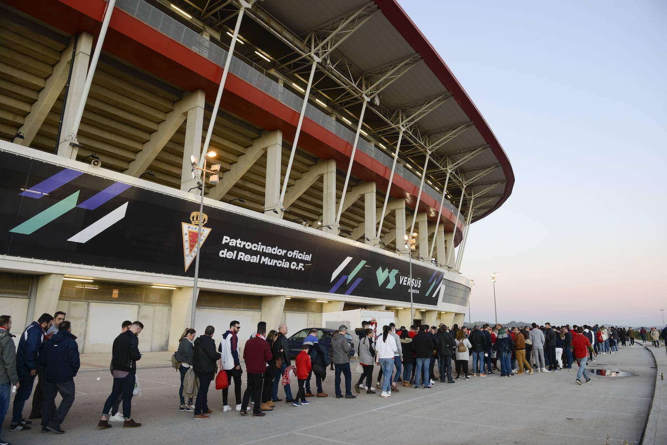 El Cartagena y su afición llegan al estadio Enrique Roca de Murcia con total normalidad y con menos aficionados en los alrededores del campo que otras temporadas