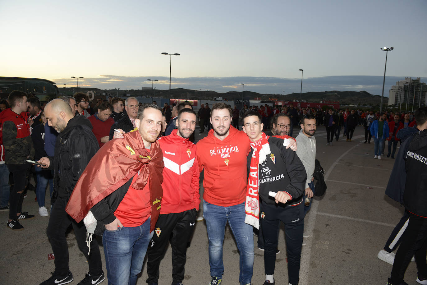 El Cartagena y su afición llegan al estadio Enrique Roca de Murcia con total normalidad y con menos aficionados en los alrededores del campo que otras temporadas