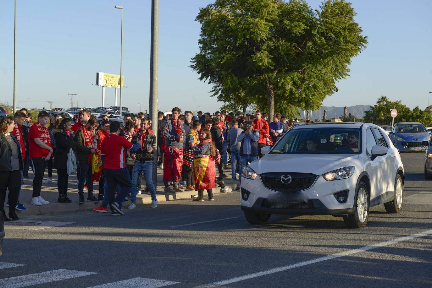 El Cartagena y su afición llegan al estadio Enrique Roca de Murcia con total normalidad y con menos aficionados en los alrededores del campo que otras temporadas