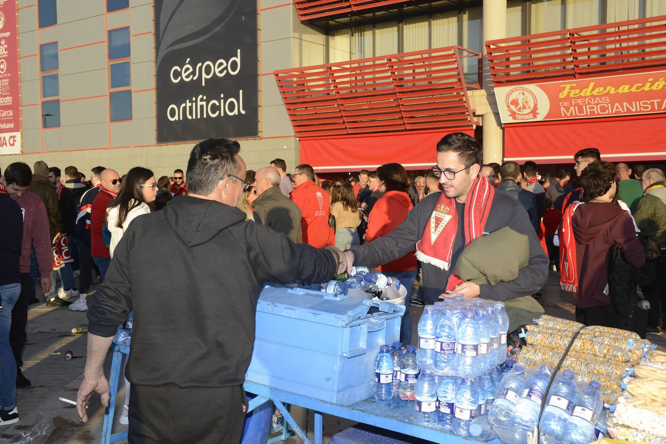 El Cartagena y su afición llegan al estadio Enrique Roca de Murcia con total normalidad y con menos aficionados en los alrededores del campo que otras temporadas