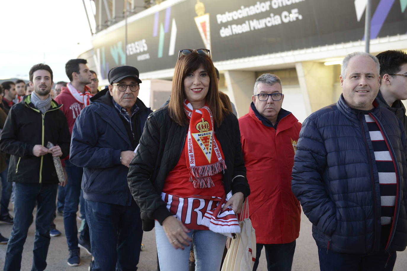 El Cartagena y su afición llegan al estadio Enrique Roca de Murcia con total normalidad y con menos aficionados en los alrededores del campo que otras temporadas