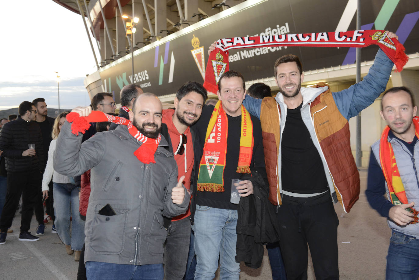 El Cartagena y su afición llegan al estadio Enrique Roca de Murcia con total normalidad y con menos aficionados en los alrededores del campo que otras temporadas