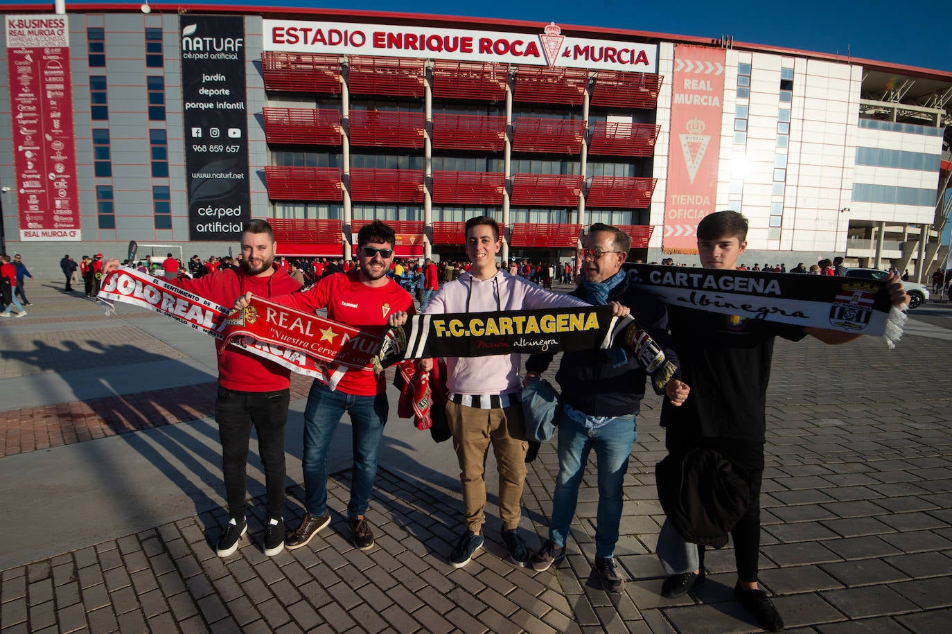 El Cartagena y su afición llegan al estadio Enrique Roca de Murcia con total normalidad y con menos aficionados en los alrededores del campo que otras temporadas