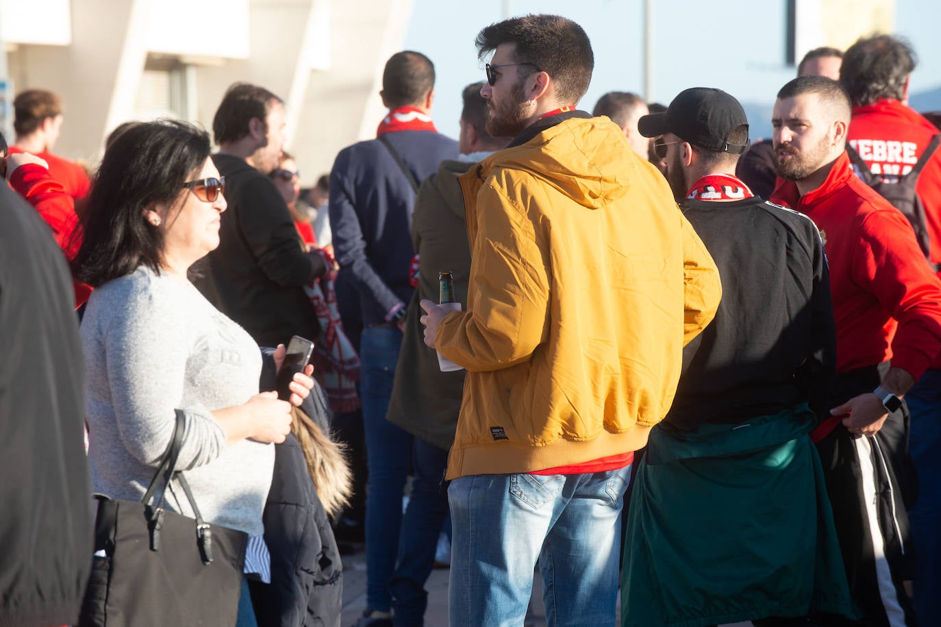 El Cartagena y su afición llegan al estadio Enrique Roca de Murcia con total normalidad y con menos aficionados en los alrededores del campo que otras temporadas