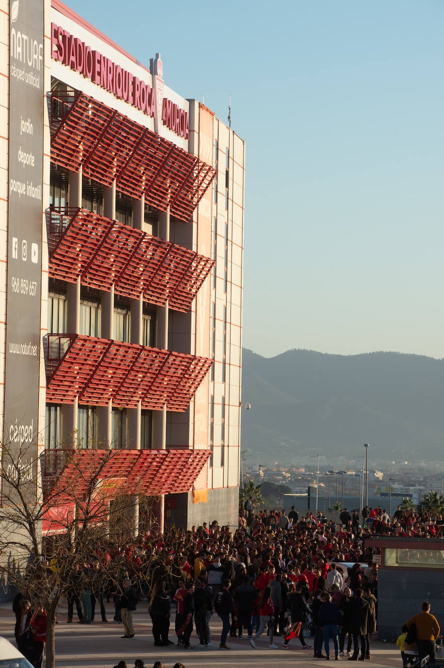 El Cartagena y su afición llegan al estadio Enrique Roca de Murcia con total normalidad y con menos aficionados en los alrededores del campo que otras temporadas