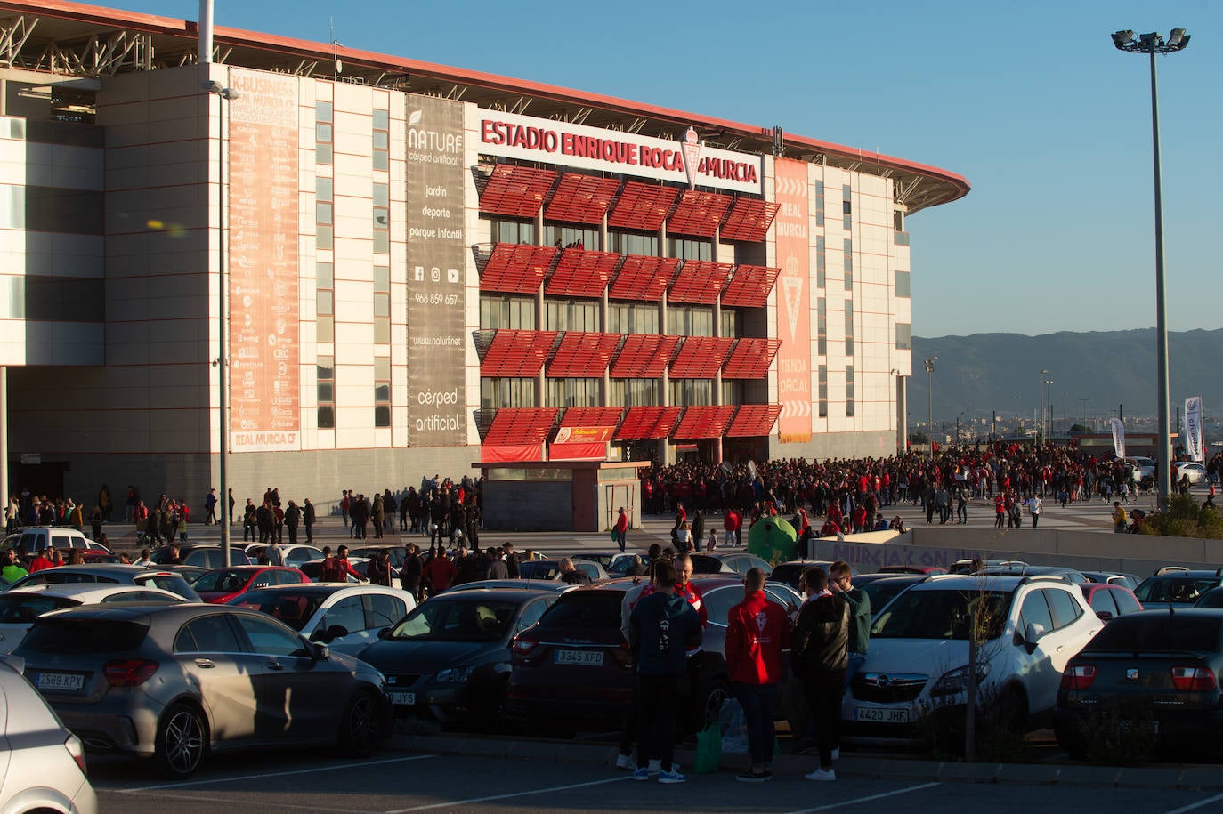 El Cartagena y su afición llegan al estadio Enrique Roca de Murcia con total normalidad y con menos aficionados en los alrededores del campo que otras temporadas