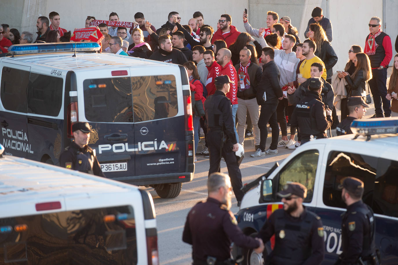 El Cartagena y su afición llegan al estadio Enrique Roca de Murcia con total normalidad y con menos aficionados en los alrededores del campo que otras temporadas