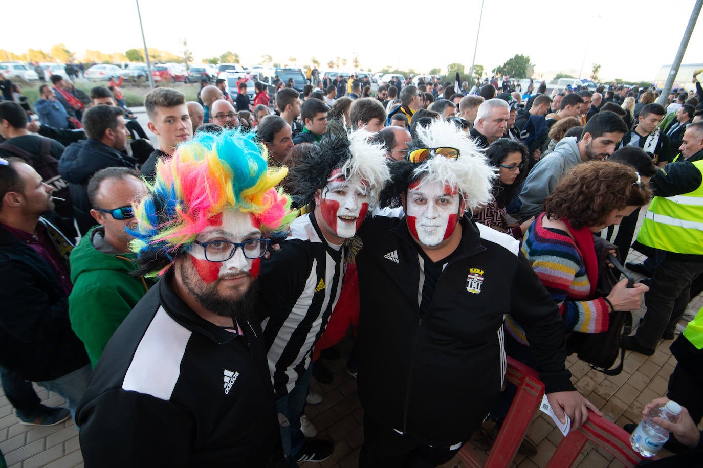 El Cartagena y su afición llegan al estadio Enrique Roca de Murcia con total normalidad y con menos aficionados en los alrededores del campo que otras temporadas