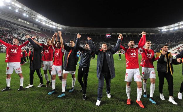 Los jugadores y el cuerpo técnico del Real Murcia celebran la victoria.