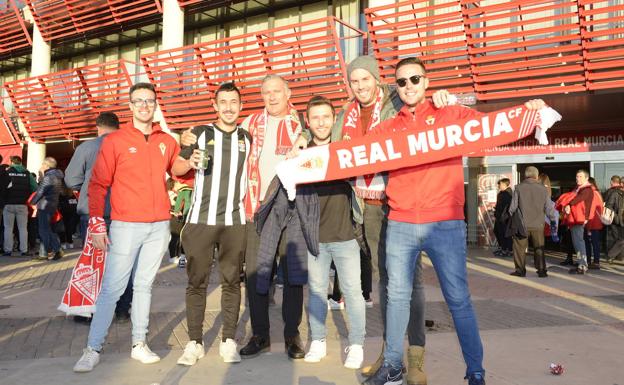 Aficionados del Real Murcia y del Cartagena, durante la previa del derbi.