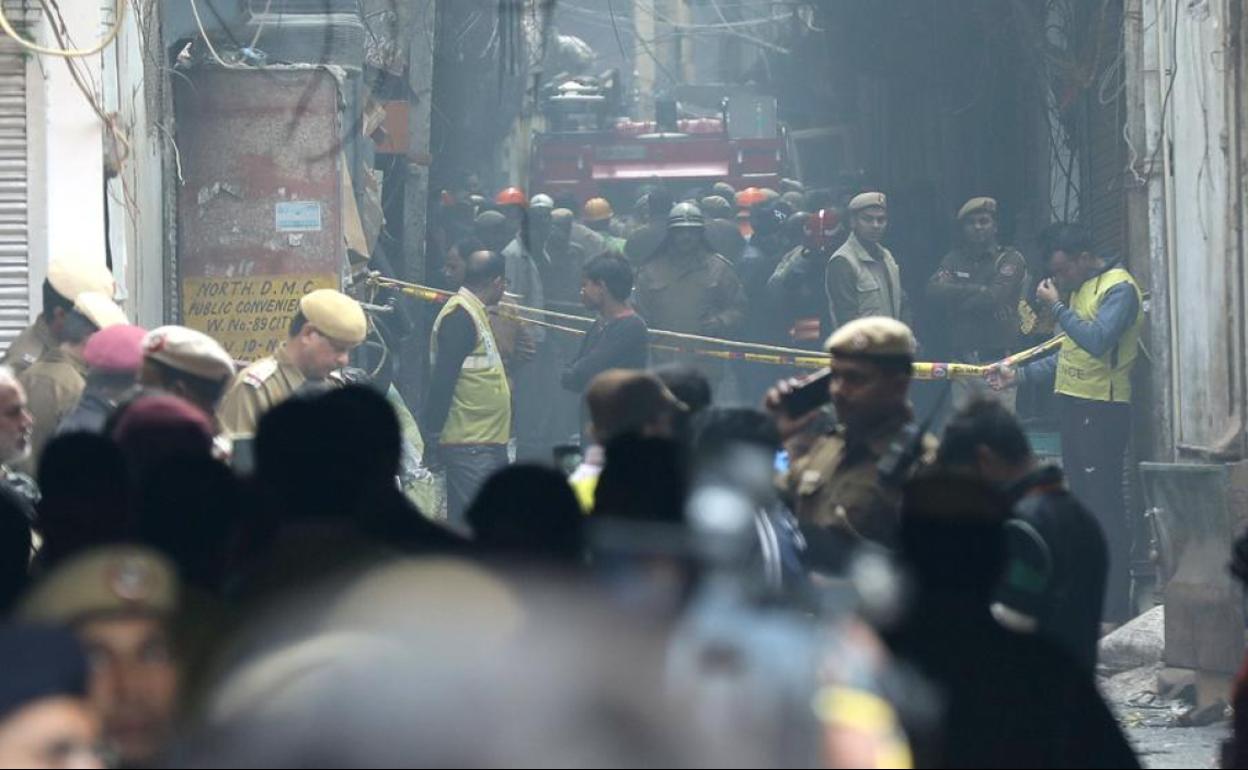 Al menos 43 muertos en un incendio en una fábrica de Nueva Delhi