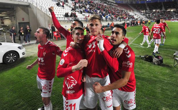 Edu Luna celebra el primer gol del partido.