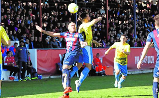 Álex Vaquero, autor del gol del Yeclano, pugna con un rival.