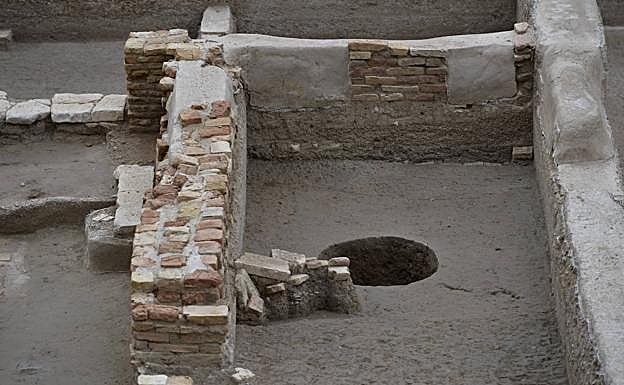 Imagen principal - 1 y 2: Muros originales de los siglos XII y XIII excavados en las dos campañas arqueológicas realizadas, ya protegidos y consolidados. 3: Vista actual del yacimiento de San Esteban,en la zona protegida con grava y geotextil.