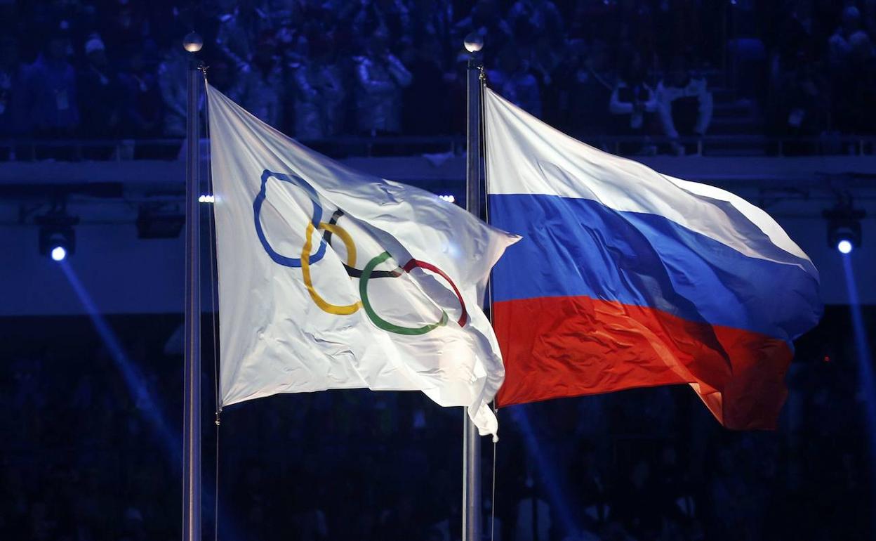 La bandera olímpica ondea junto a la de Rusia durante los Juegos de Sochi 2014. 