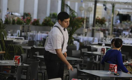 Un camarero en una terraza de Madrid.