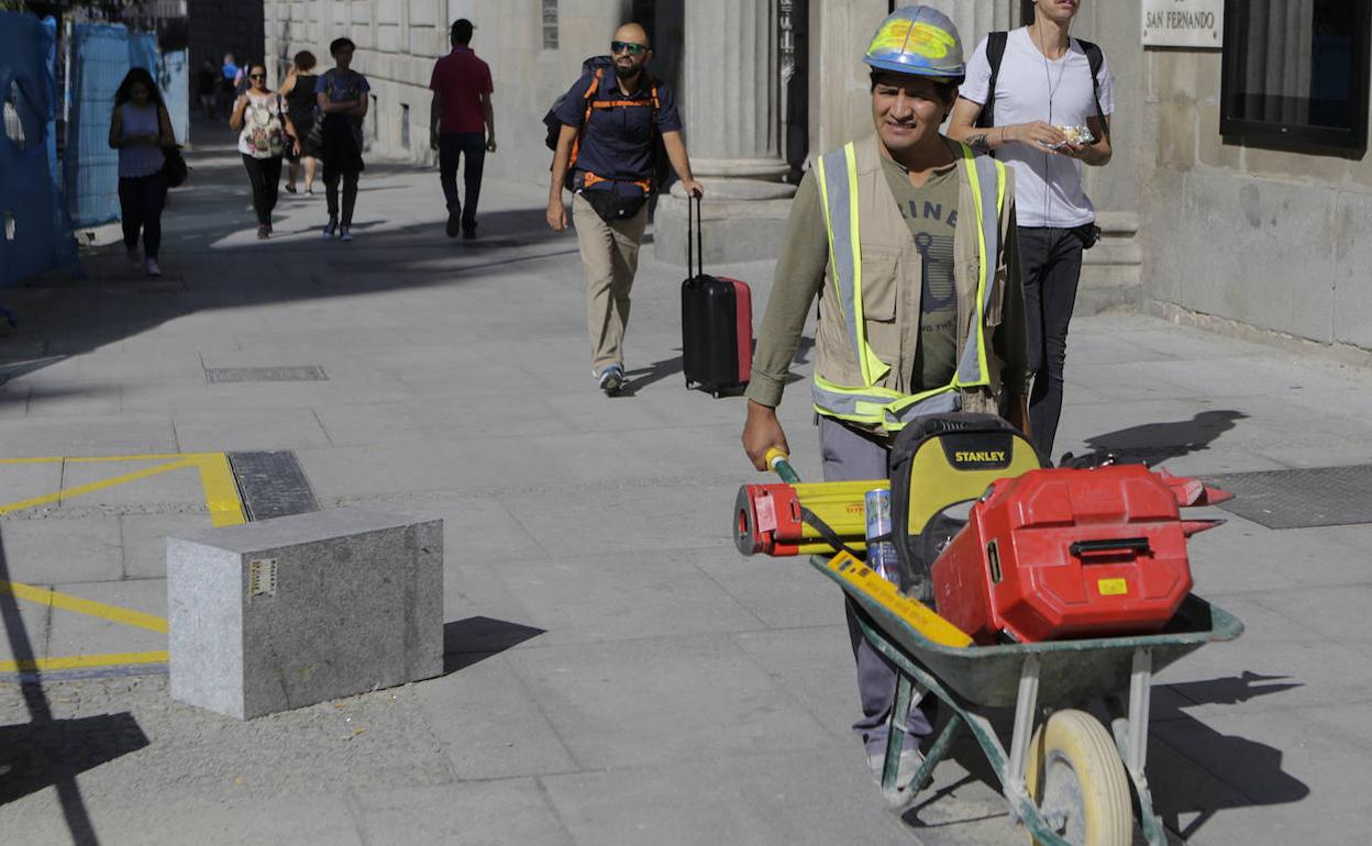 Un albañil trabaja en una obra del centro de Madrid.