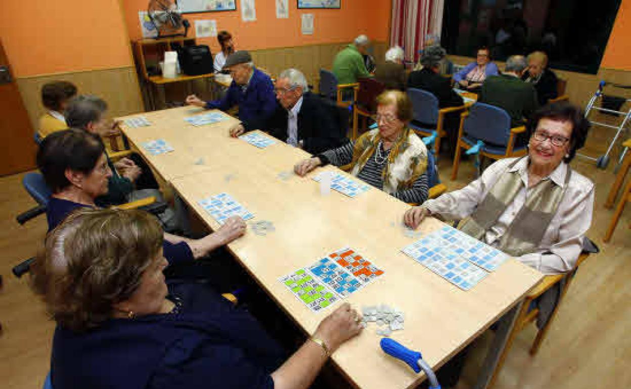 Un grupo de pensionistas, echando una partida al bingo.