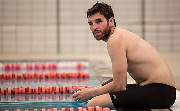 Jota posa en la piscina tras un entrenamiento. 