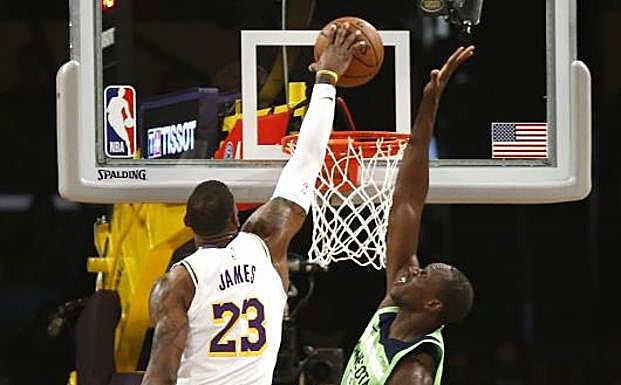 LeBron James anota un mate ante la defensa de Gorgui Dieng