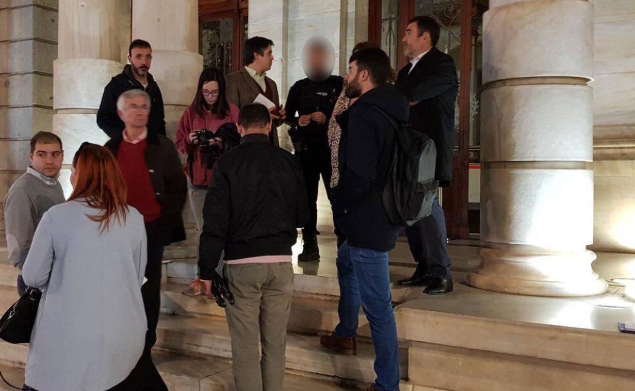 Dos agentes de la Policía Local, junto a José López y otros concejales de MC, el lunes a las puertas del Palacio Consistorial, en una imagen facilitada por MC. 