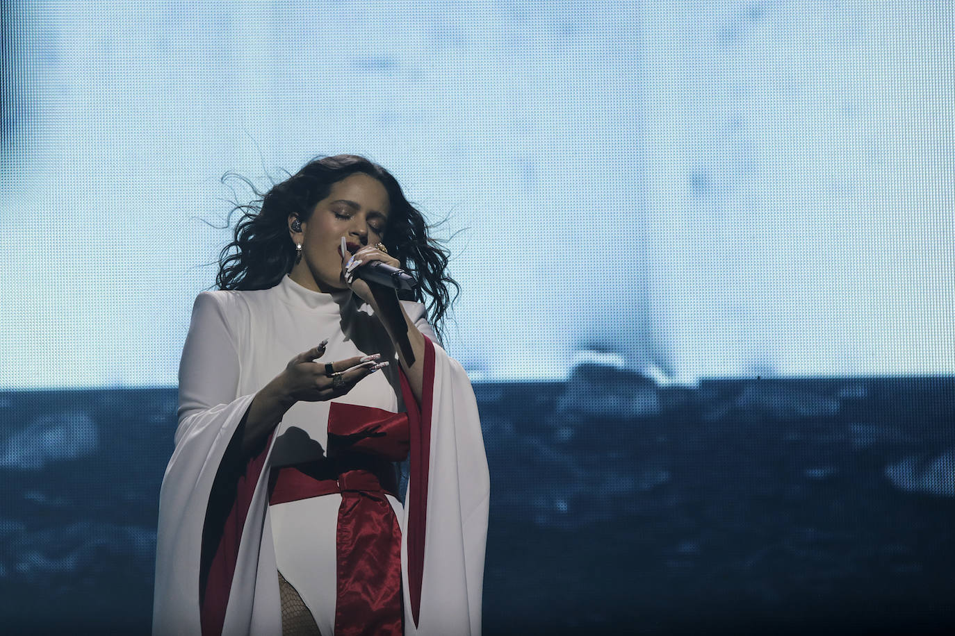 Rosalía, durante la interpretación de una de sus canciones.