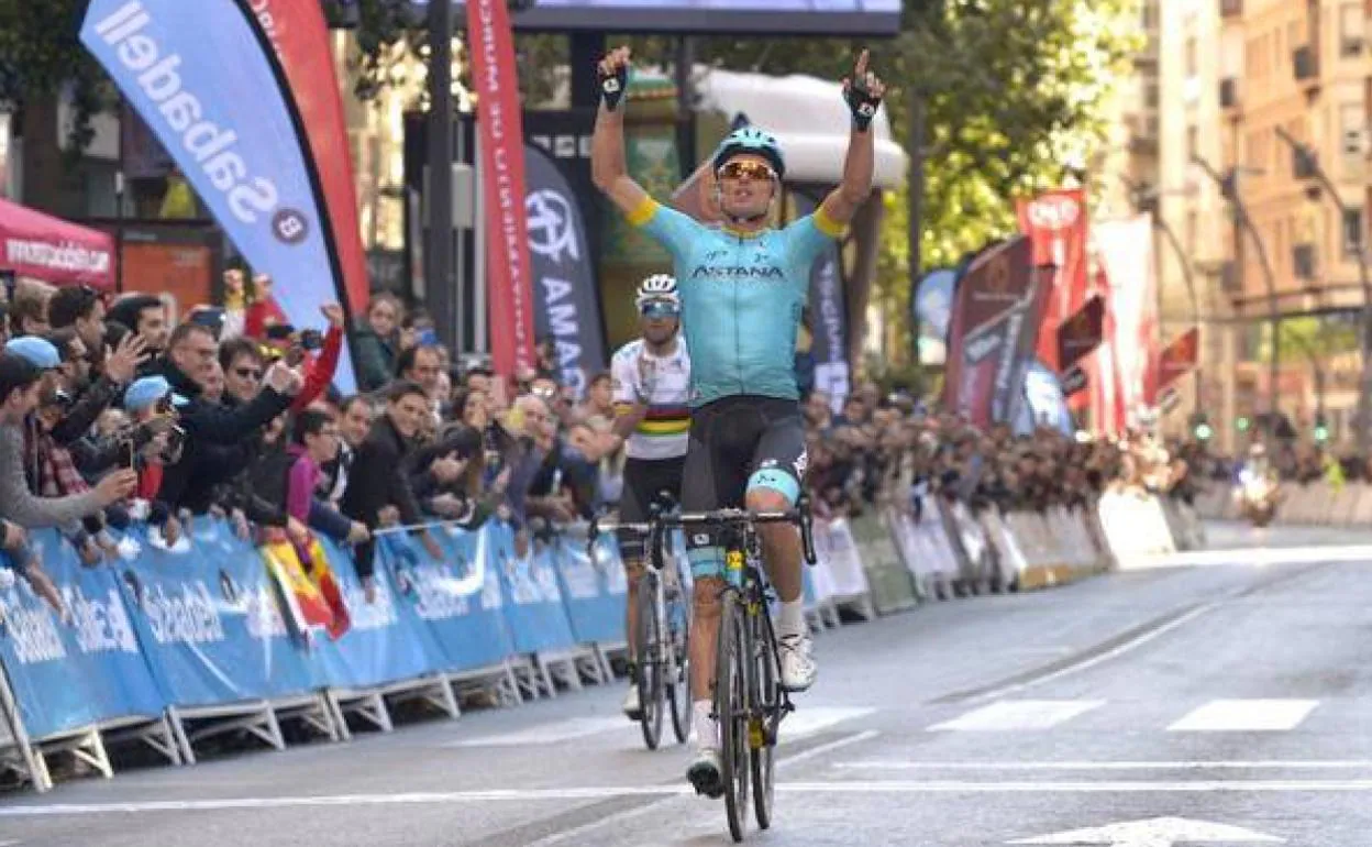 Luis León cruza la meta en la última edición de la Vuelta a Murcia.