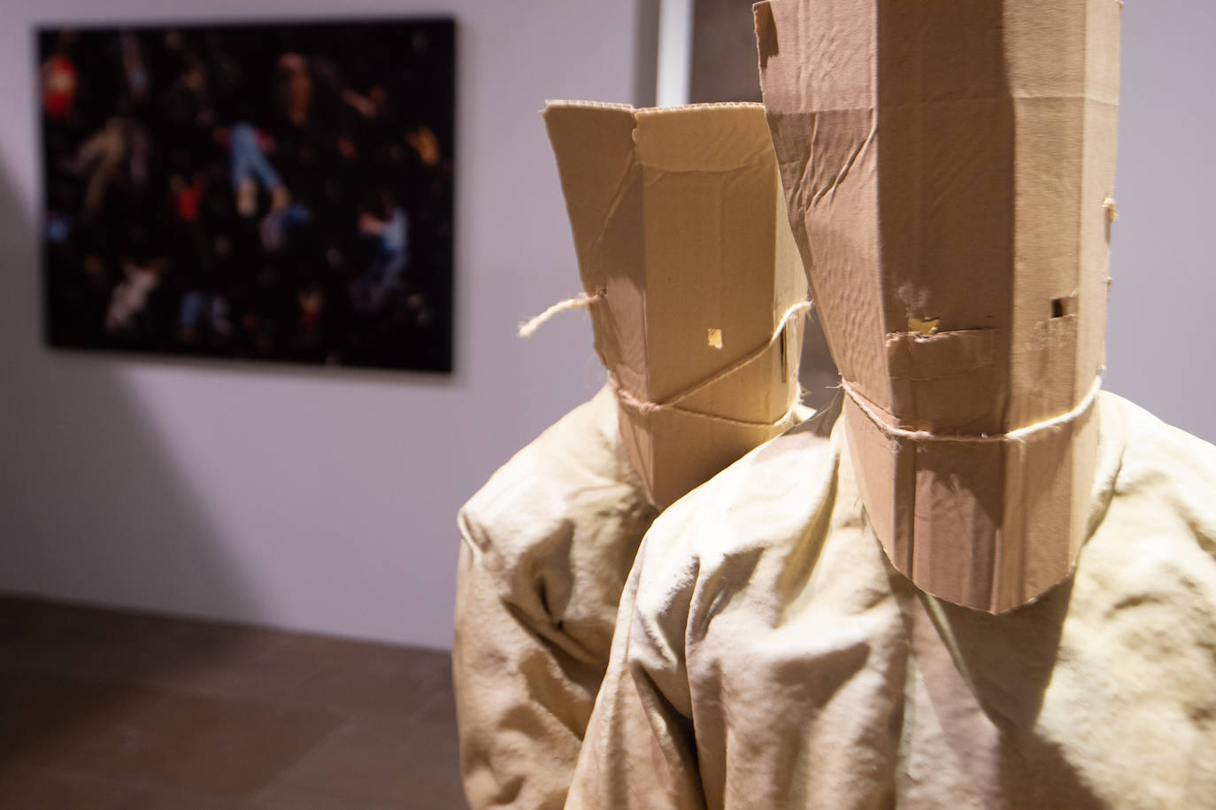 La muestra trae por primera vez a la Región de Murcia una selección de obras de la Colección de Arte Contemporáneo de la Fundación Caja Mediterráneo, que aglutina 213 piezas de los artistas españoles más destacados de la democracia. 