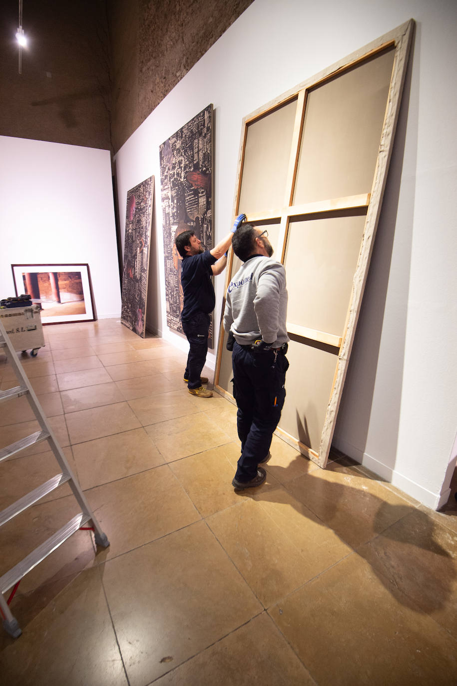 La muestra trae por primera vez a la Región de Murcia una selección de obras de la Colección de Arte Contemporáneo de la Fundación Caja Mediterráneo, que aglutina 213 piezas de los artistas españoles más destacados de la democracia. 