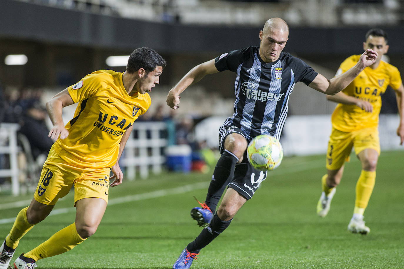 El Cartagena se lleva el partido contra el UCAM Murcia sin demasiada brillantez, pero consigue olvidar su derrota ante el Real Murcia y seguir líder