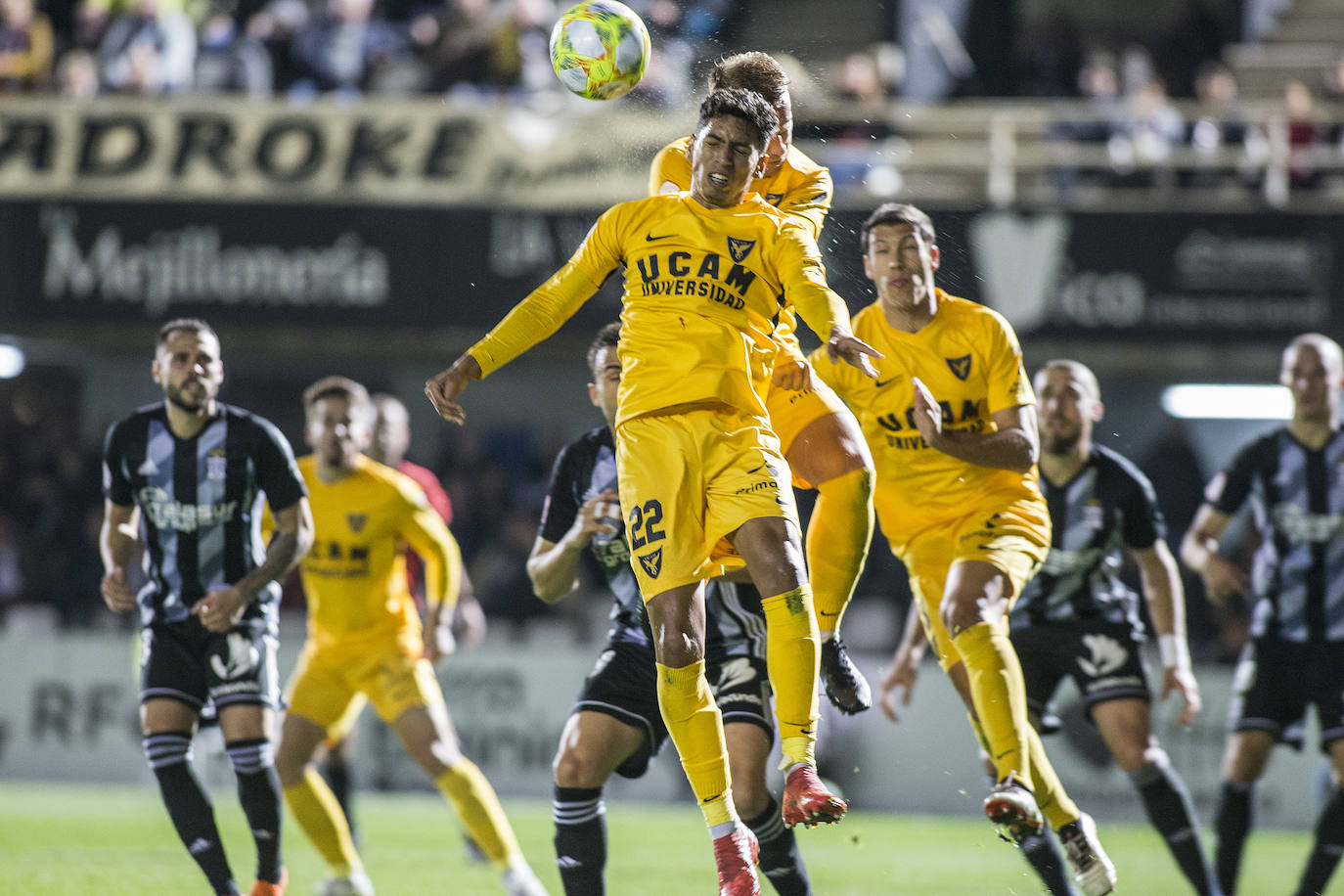 El Cartagena se lleva el partido contra el UCAM Murcia sin demasiada brillantez, pero consigue olvidar su derrota ante el Real Murcia y seguir líder