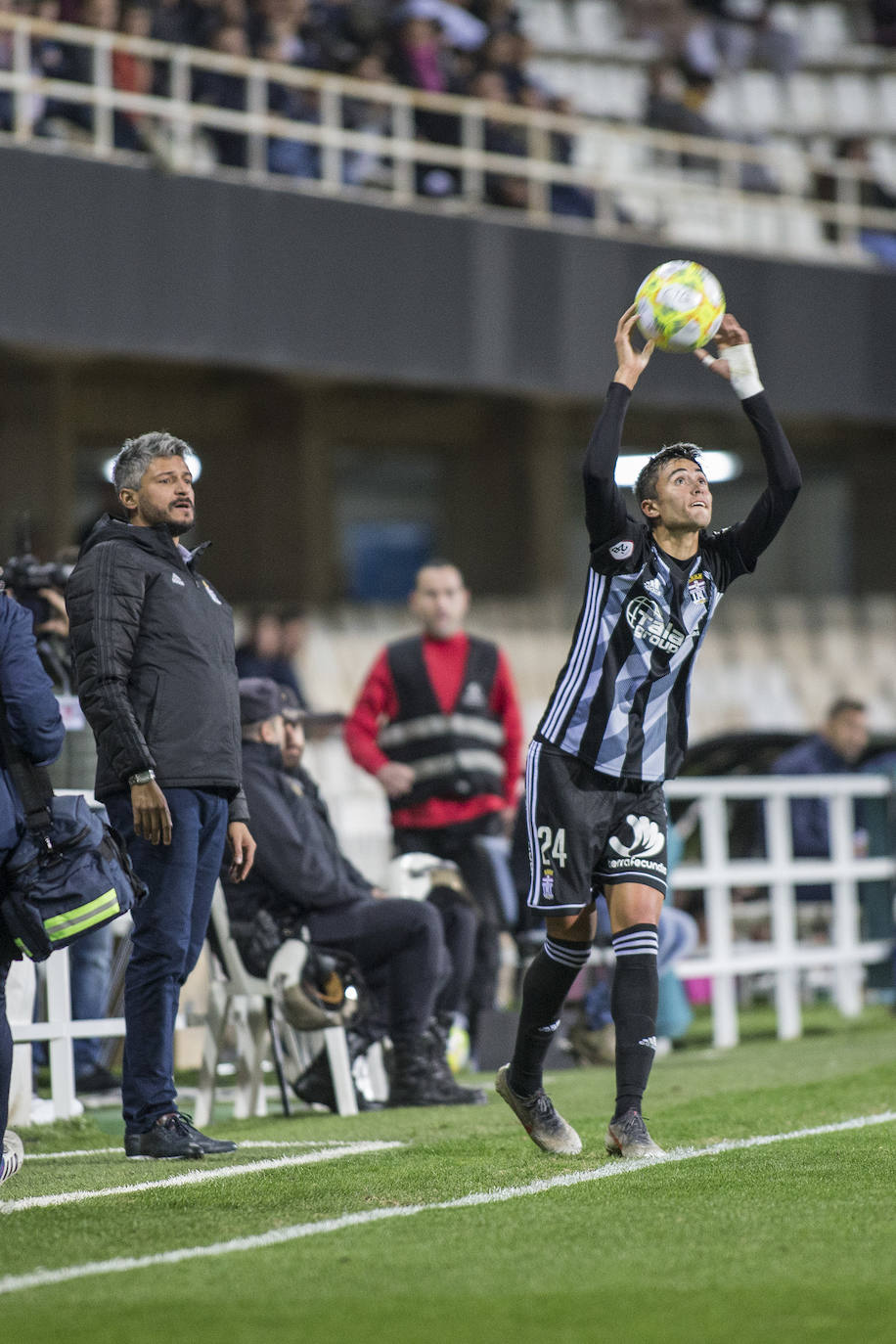 El Cartagena se lleva el partido contra el UCAM Murcia sin demasiada brillantez, pero consigue olvidar su derrota ante el Real Murcia y seguir líder