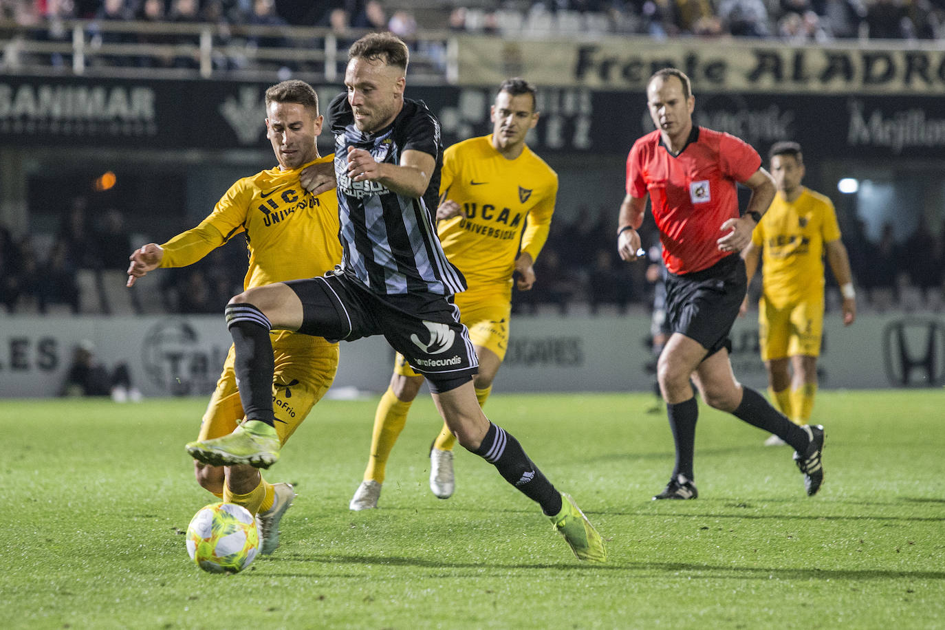 El Cartagena se lleva el partido contra el UCAM Murcia sin demasiada brillantez, pero consigue olvidar su derrota ante el Real Murcia y seguir líder