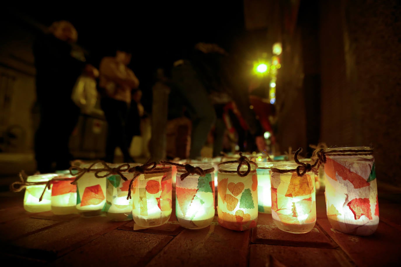 El festival Microacciona finalizó este sábado con un evento que llenó de luz y de actuaciones musicales, artísticas y teatrales el casco antiguo de la localidad