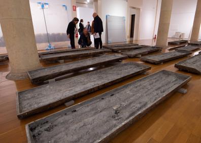 Imagen secundaria 1 - Arriba, dos figuras de la escultura 'Staring at the sea III', de Juan Muñoz; piezas de la 'Habitación de bambú', de Cristina Iglesias, y 'Mal de hem', de Victoria Civera.