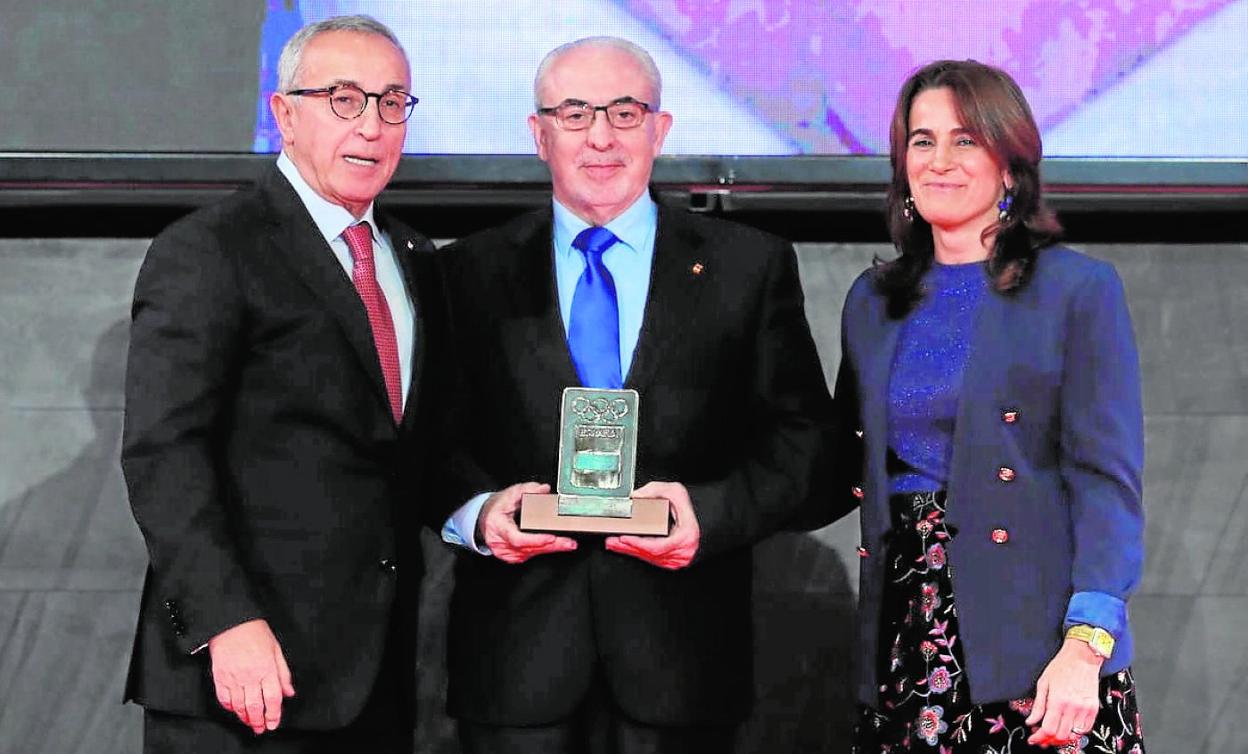 José Luis Mendoza recibe el premio de manos del presidente y la vicepresidenta del COE. 