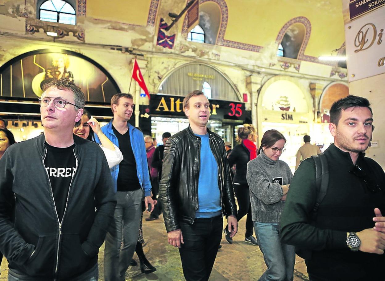 Aduriz y los gemelos Berezutsky recorren el gran bazar. 