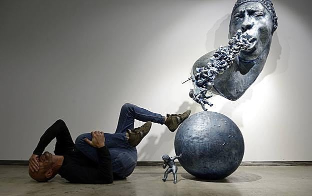 El artista y sus ángeles. Los ángeles son los protagonistas de la exposición 'El soplador', de Lidó Rico, para cuya realización ha trabajado por vez primera con aluminio. Las obras han sido realizadas en Fundirmetal Amando (Amando. Fundición de Arte), en Alcantarilla, donde pueden ser contempladas hasta finales de enero. 