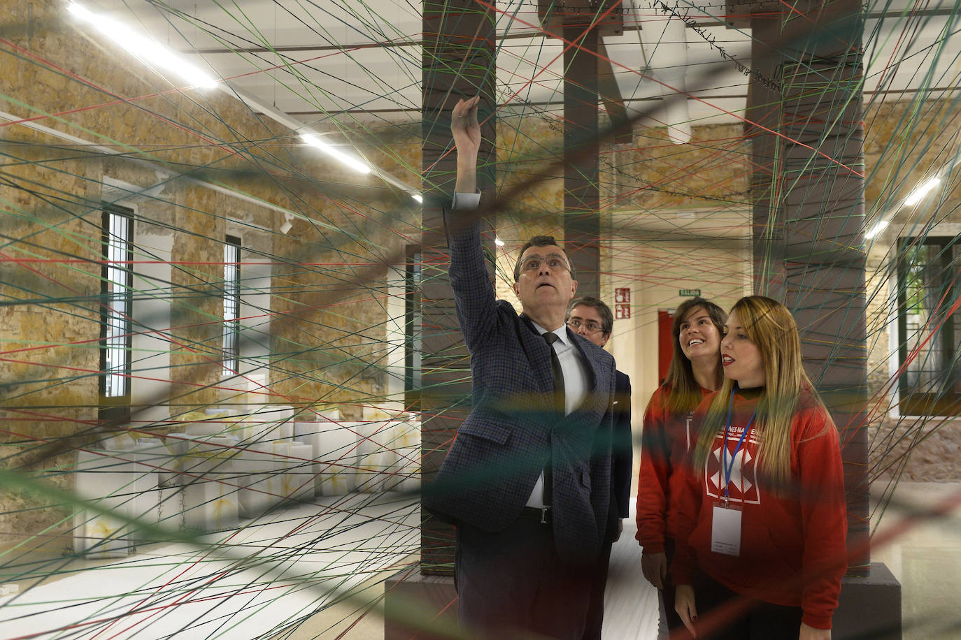 La muestra inaugural durará hasta el 7 de enero y exhibe las creaciones de pintores, escultores y fotógrafos.