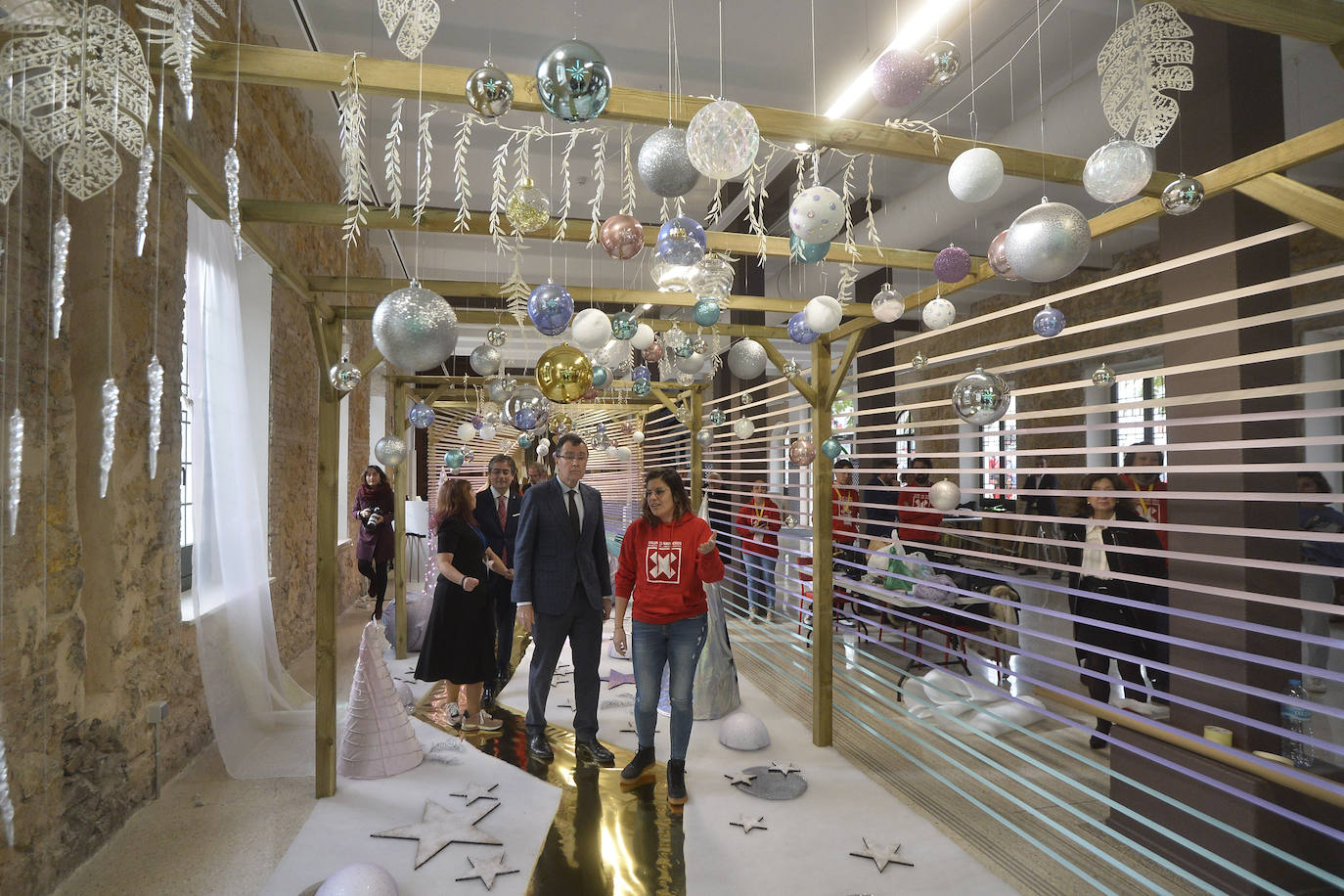 La muestra inaugural durará hasta el 7 de enero y exhibe las creaciones de pintores, escultores y fotógrafos.