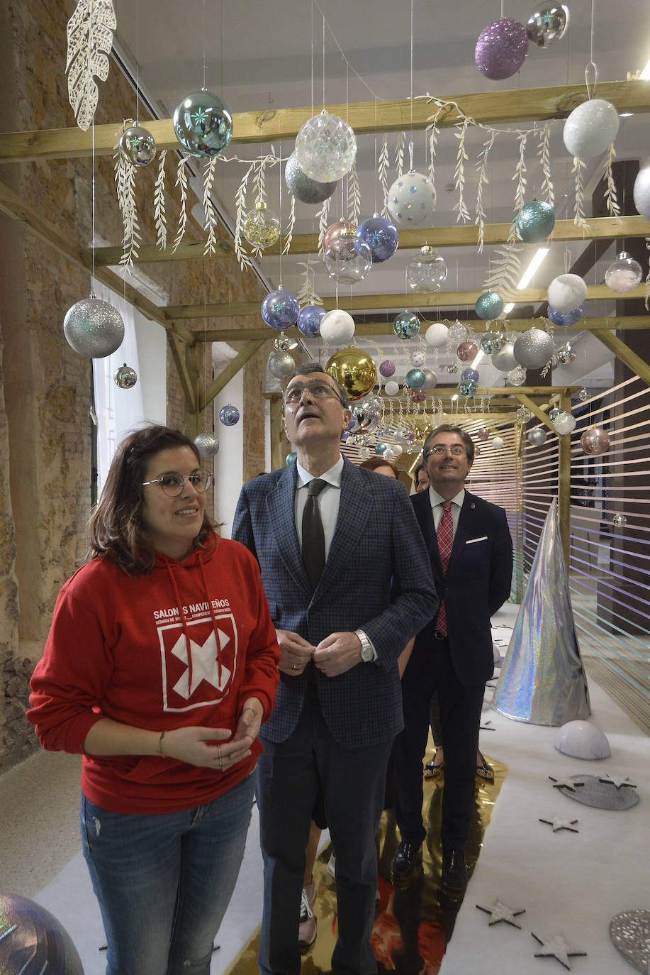 La muestra inaugural durará hasta el 7 de enero y exhibe las creaciones de pintores, escultores y fotógrafos.