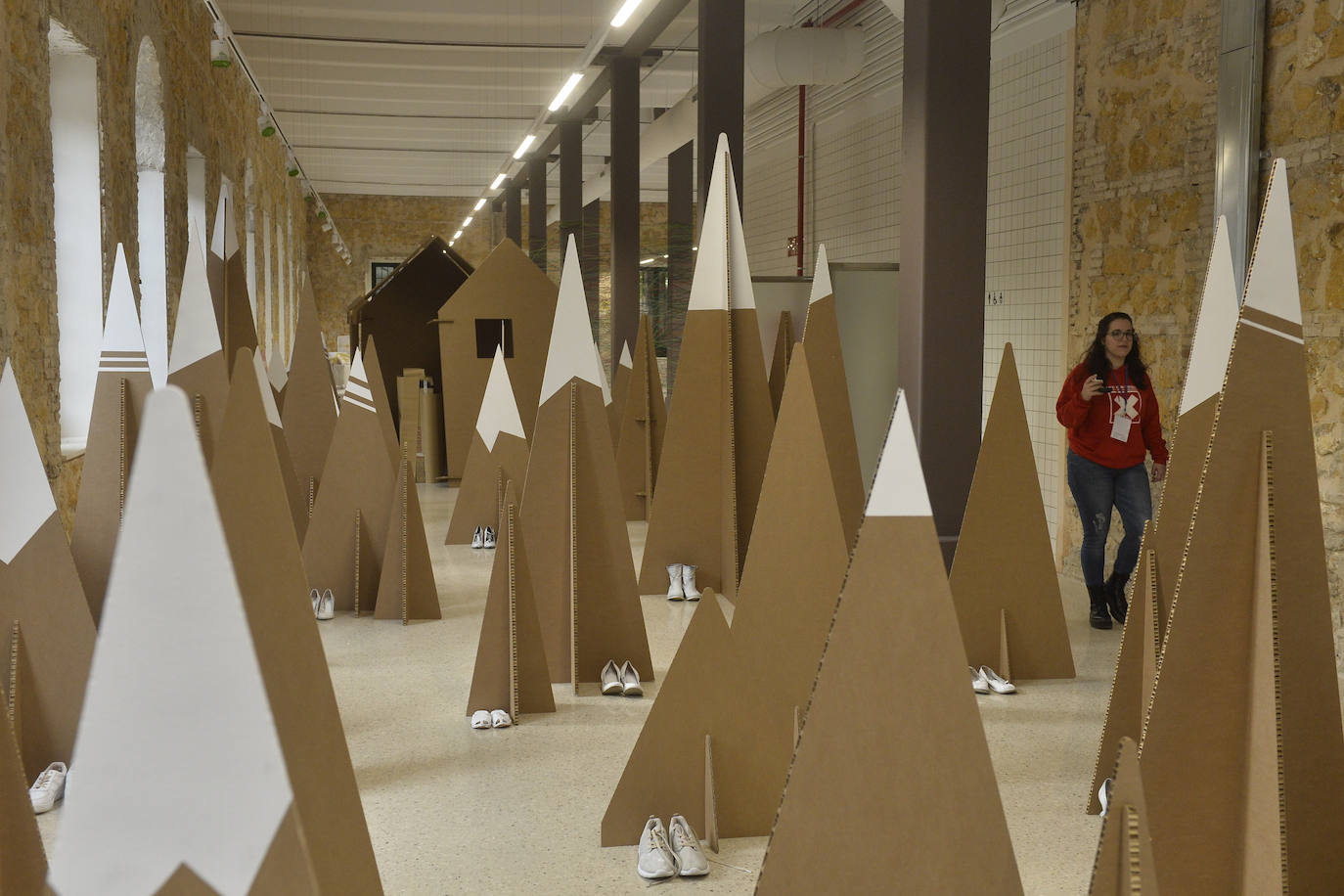 La muestra inaugural durará hasta el 7 de enero y exhibe las creaciones de pintores, escultores y fotógrafos.