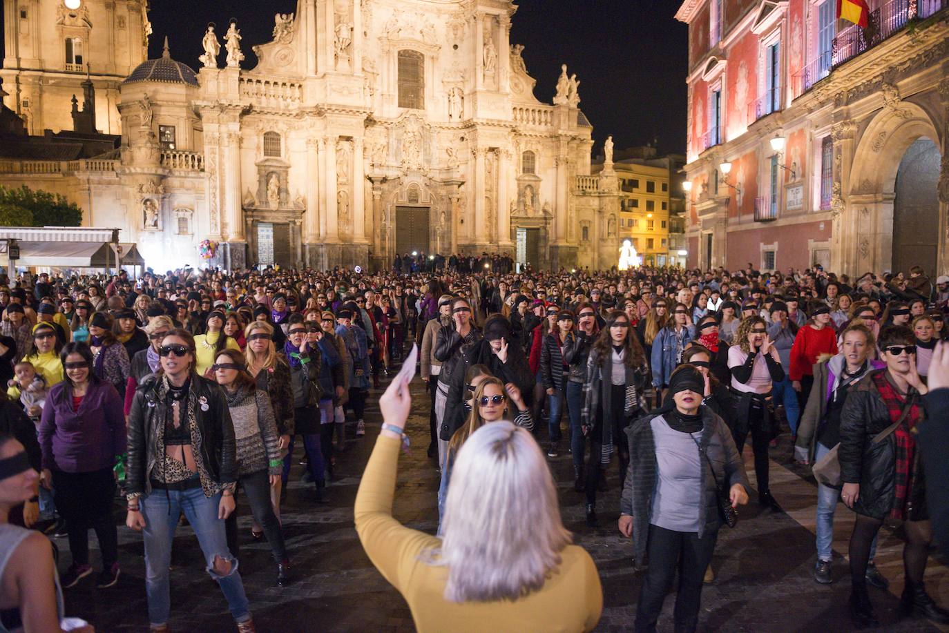 Centenares de mujeres corean en la plaza de Belluga cánticos contra la violencia machista