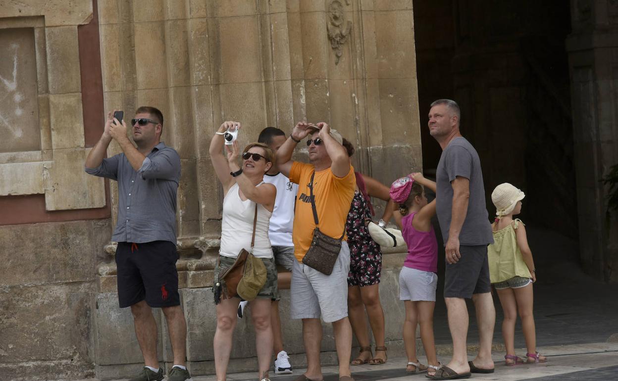 Turistas en la plaza Belluga en una imagen de archivo 