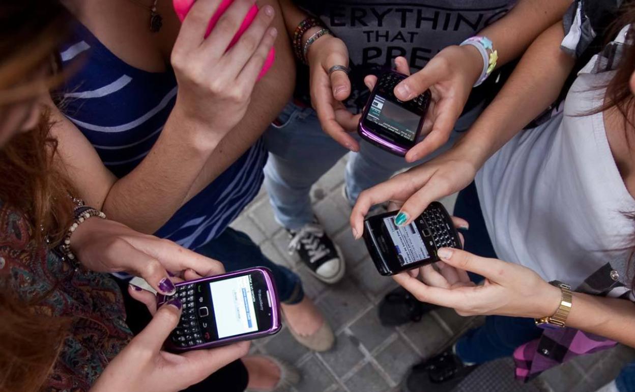 Ligar con los genes, el Tinder que busca pareja por el ADN