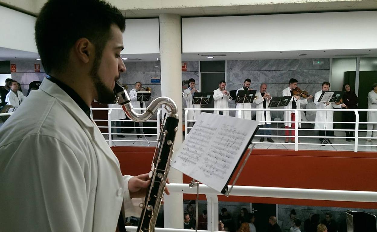 Músicos de las orquestas en un centro hospitalario.