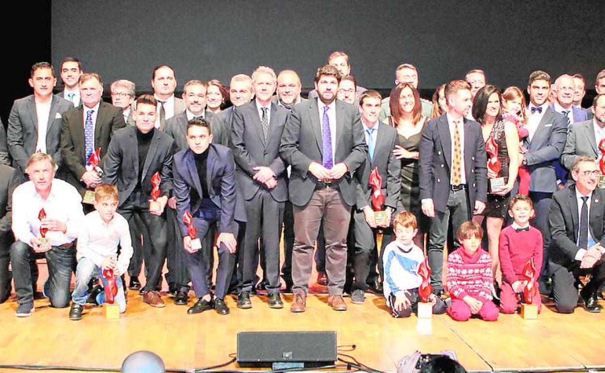 Foto de familia de los premiados en la gala del deporte.