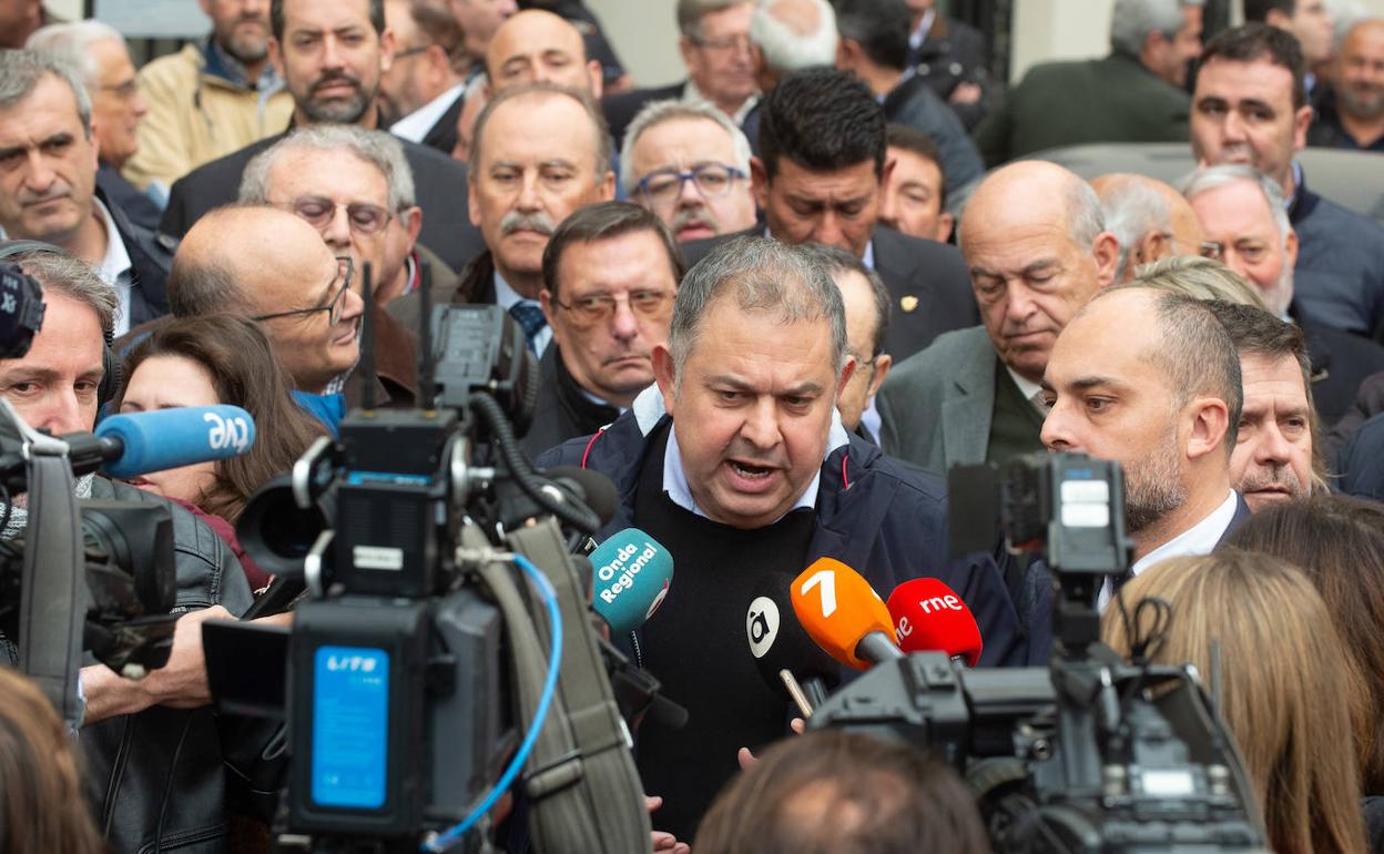 Lucas Jiménez, este jueves, realiza declaraciones a la prensa antes de reunirse con el delegado del Gobierno.