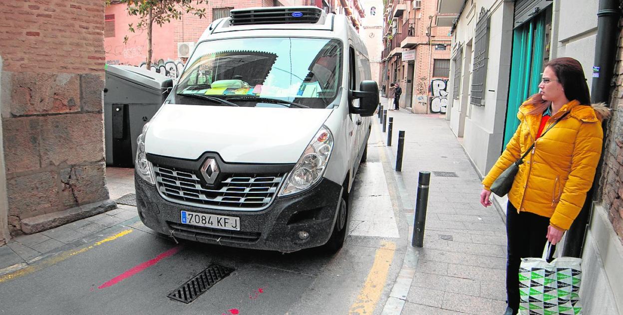 Una joven, ayer, mientras pasaba una furgoneta por la calle San Nicolás. 