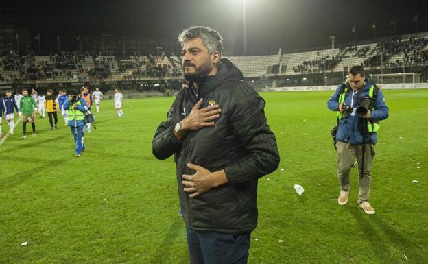 Munúa se despide de la afición del Cartagena tras el partido contra el Yeclano. 